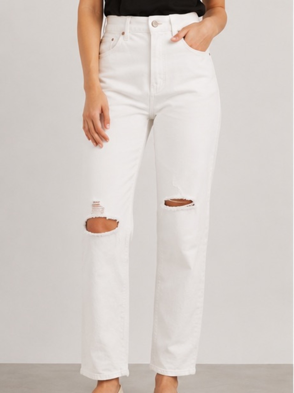 American Eagle High-Rise White Straight Jeans with Knee Rips size 29x40